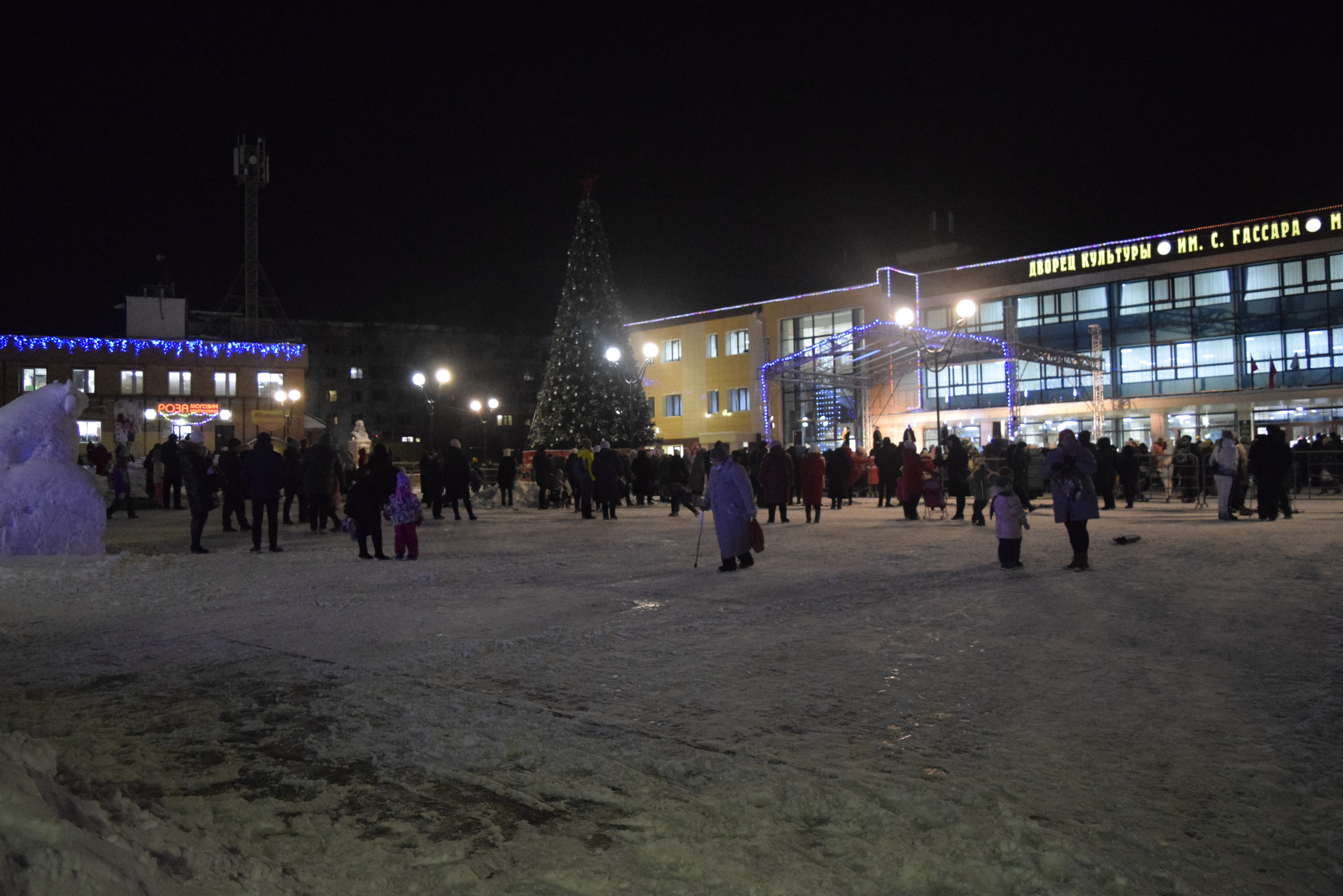 В Менделеевске состоялось открытие главной елки | 17.12.2020 | Менделеевск  - БезФормата