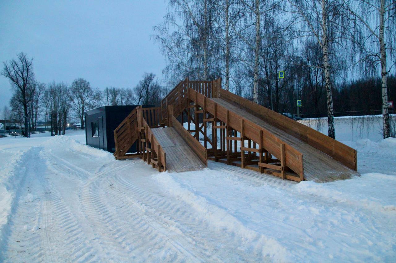 В парке «Ушковских острова» открыли каток под открытым небом | 18.12.2023 | Менделеевск - БезФормата