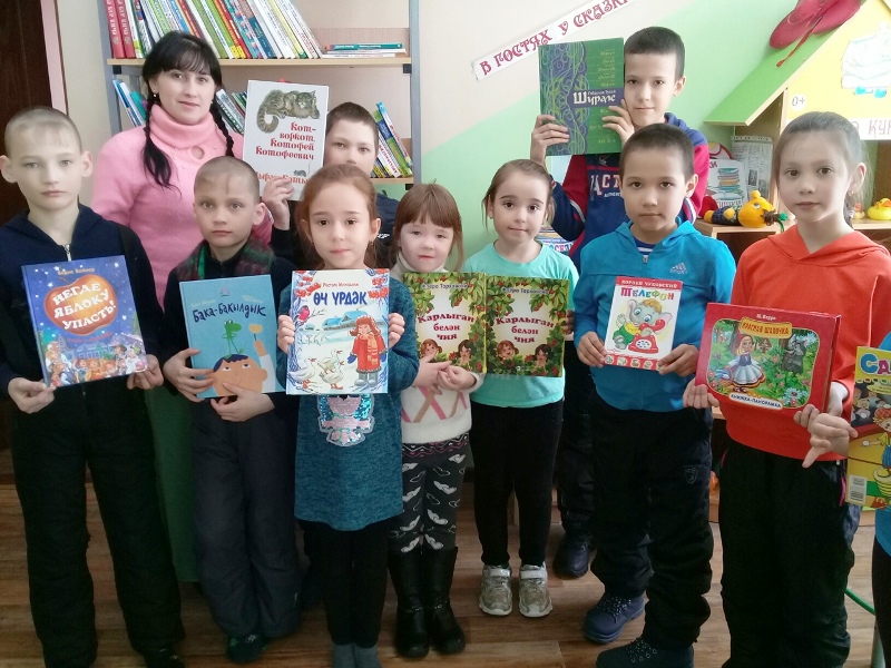 Дети листают книги в детском саду по теме моя Родина. Дома книги Менделеевск.