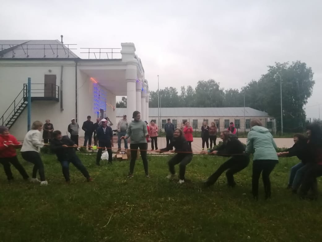 12.06.2022 Сотрудники СДК БИЗЯКИ организовали и провели на территории Дома  Культуры вечерний Сабантуй.