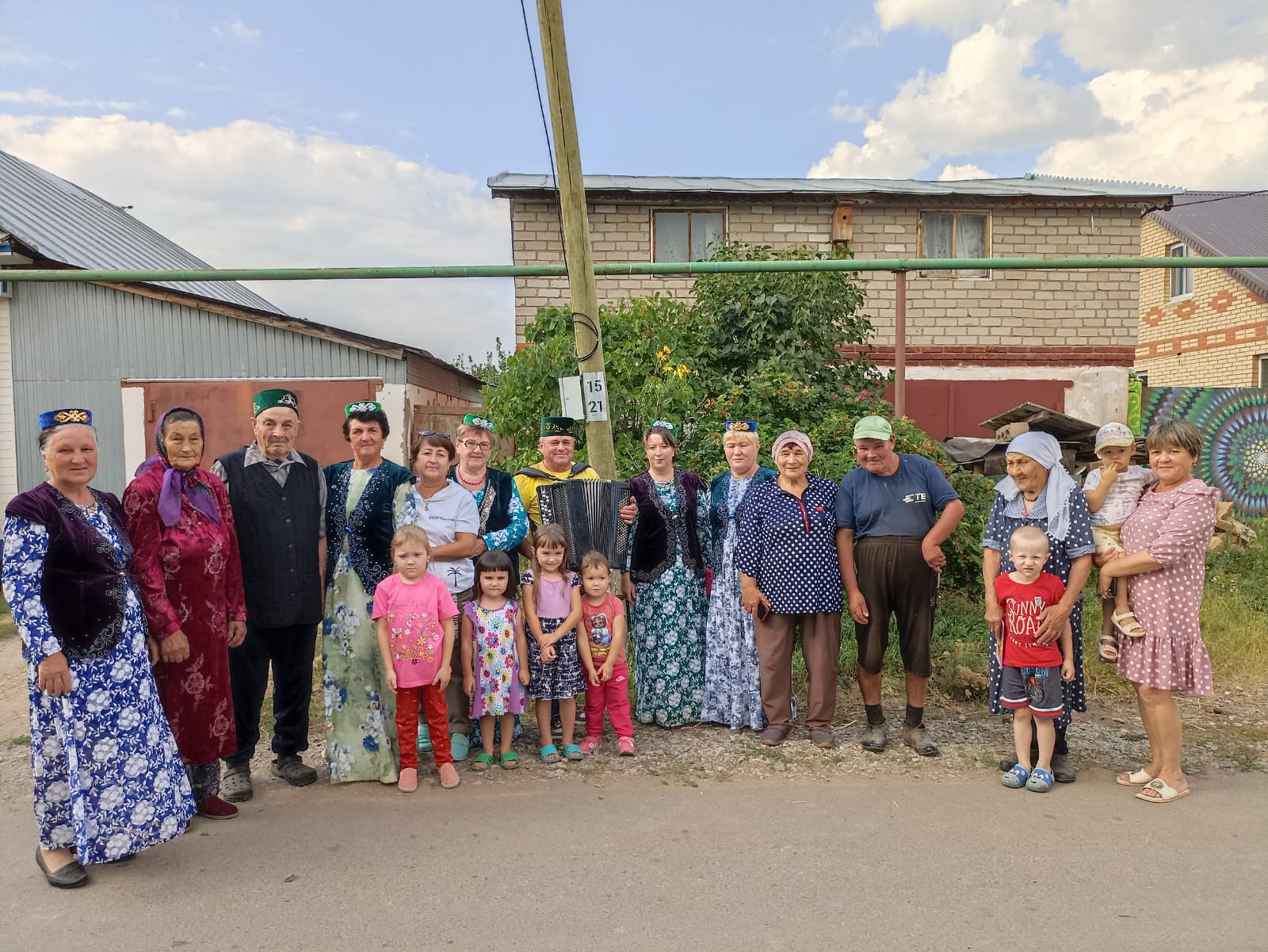 26.08.2022 В селе Татарское Текашево на уличном концерте встретились  представители нескольких поколений.