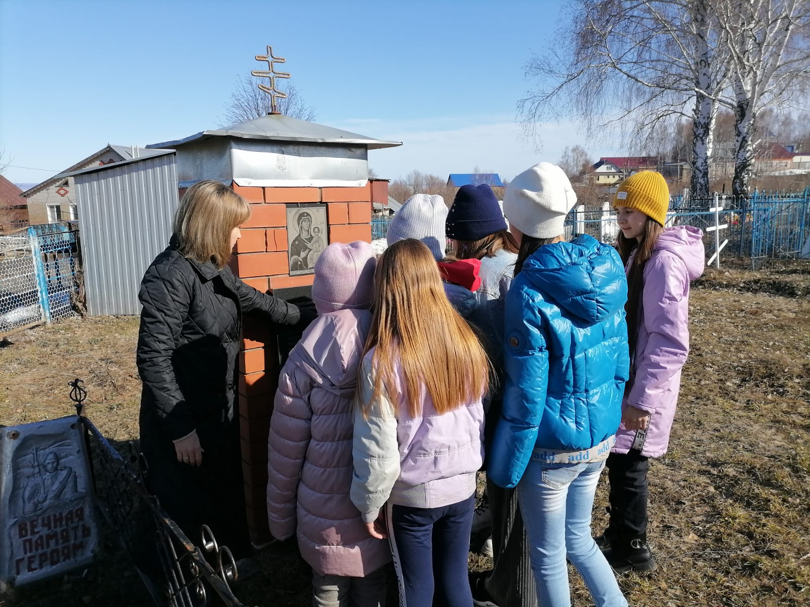 Благоустройство территории памятника павшим воинам | 22.04.2022 |  Менделеевск - БезФормата