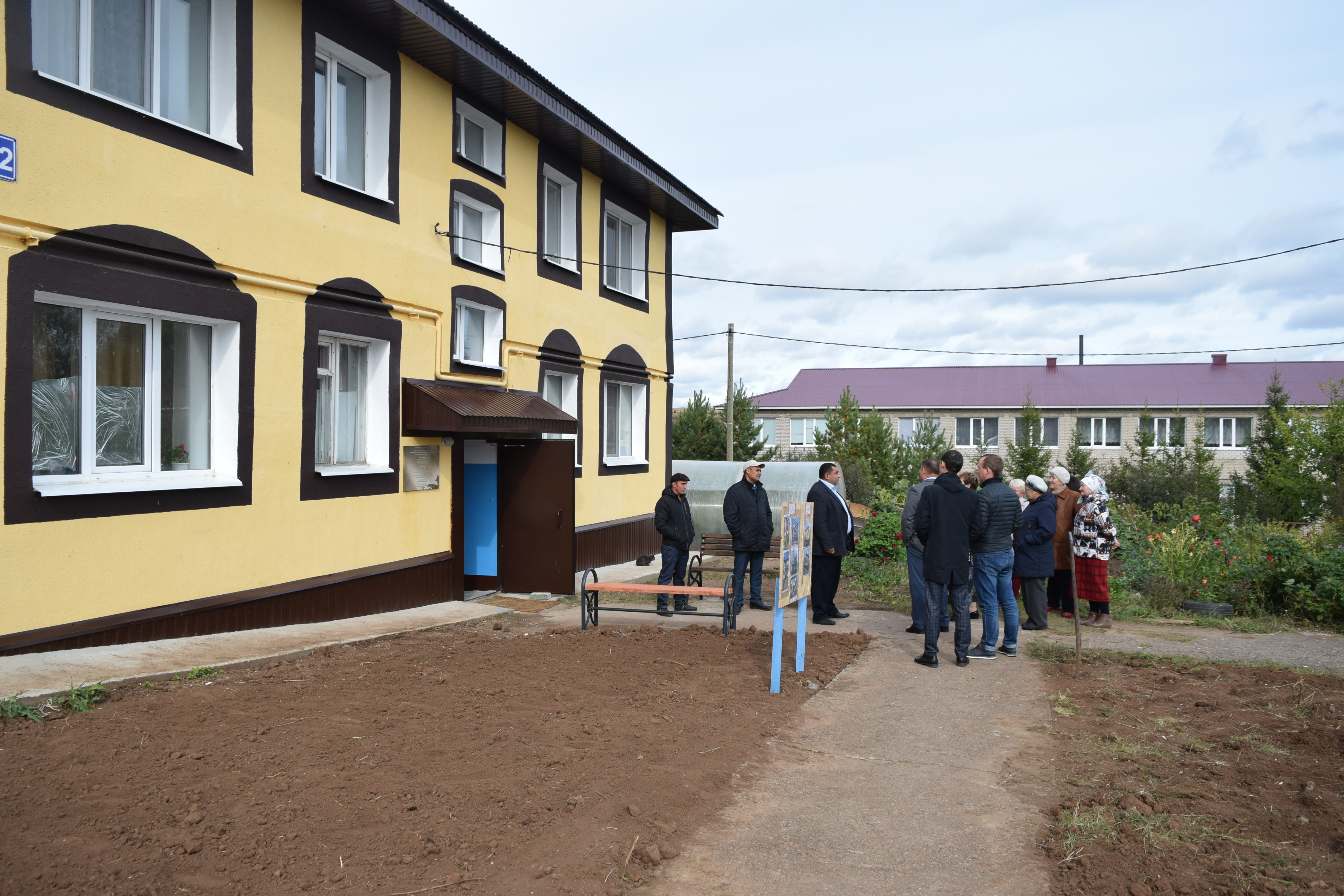 21.09.2020 , в с.Ижевка Менделеевского района Глава района Валерий  Чершинцев совместно с жителями дома, представителями Исполнительного  комитета и подрядной организации принял первый дом после капитального  ремонта.