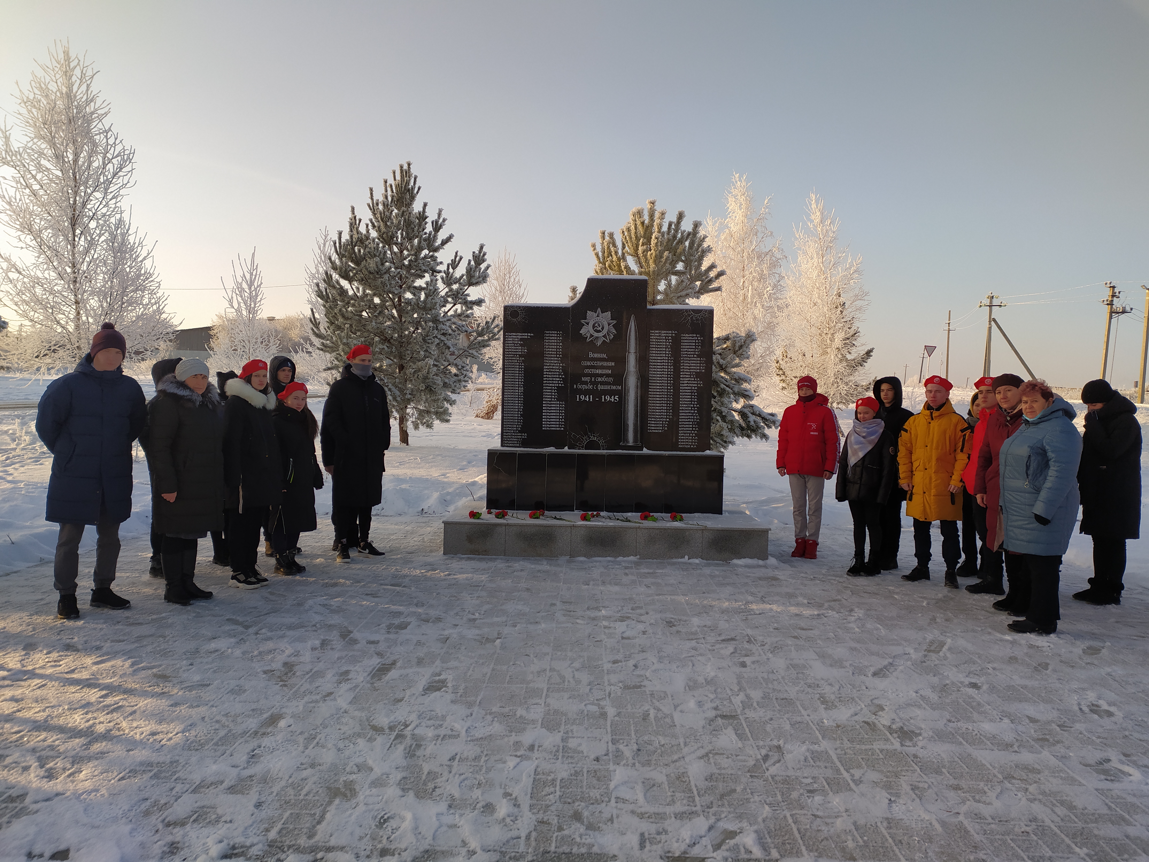 03.12.2020 в День неизвестного солдата, юнармейцы, школьники, педагоги,  исполком , сельская библиотека возложили цветы к памятнику Участникам  Великой отечественной войны